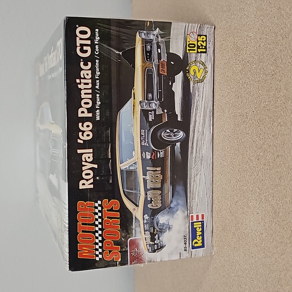 New-Factory Sealed-Revell "Motor Sports" Royal 1966 Pontiac GTO w- figure - Picture 4 of 6